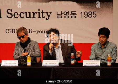 6. Oktober 2012 - Busan, Südkorea : (aus der Lest) die Schauspieler Myung Gye Nam, Seo Dong Soo und Kim Jung Gi besuchen ihren neuen Film `National Security 1985` Gala Presentation Event im CGV Theater. Der Film, der auf den Erinnerungen eines Demokratieaktivisten basiert, der in den Jahren 1980s von den Militärregierenden Südkoreas gefoltert wurde, provoziert Diskussionen über die nicht so weit entfernte autoritäre Vergangenheit des Landes und den Einfluss, den es auf die diesjährigen Präsidentschaftswahlen haben wird. (Ryu Seung-il/Polaris) Stockfoto